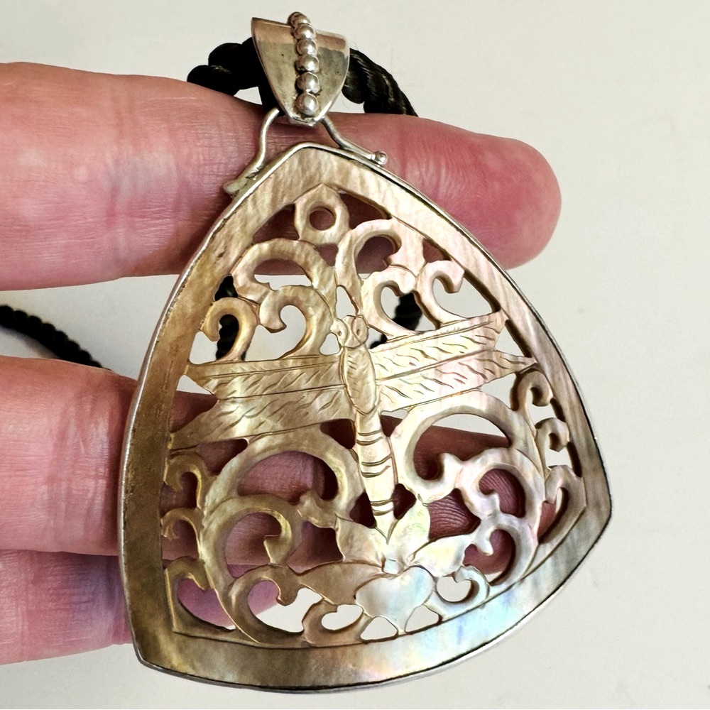 Sajen-Mother of pearl pendant with carved dragon fly and flower in 925 silver